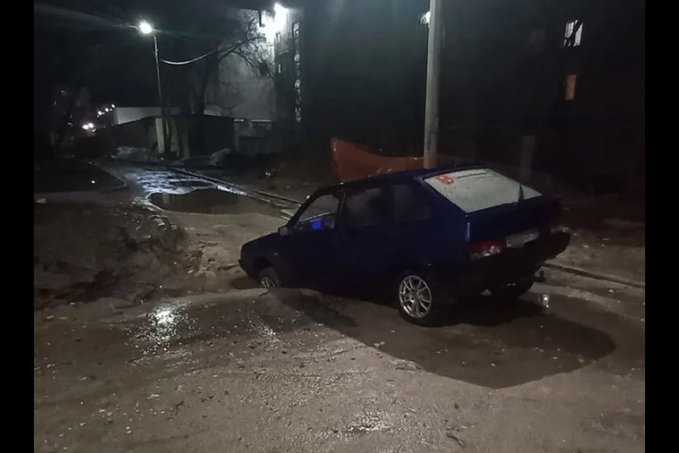 В центре липецка провалился гелик. Машина провалилась под асфальт. Липецк провалилась машина. Машина провалилась в гараже. Машина провалилась во дворе.