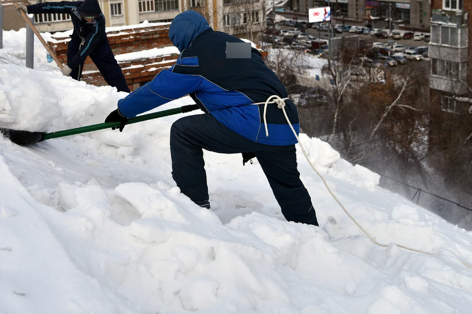 Глыба снега упала на двух детей с крыши дома в Иркутской области