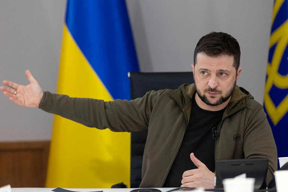 Неизвестные упорно атакуют граффити с портретом Владимира Зеленского, с первого дня их появления.