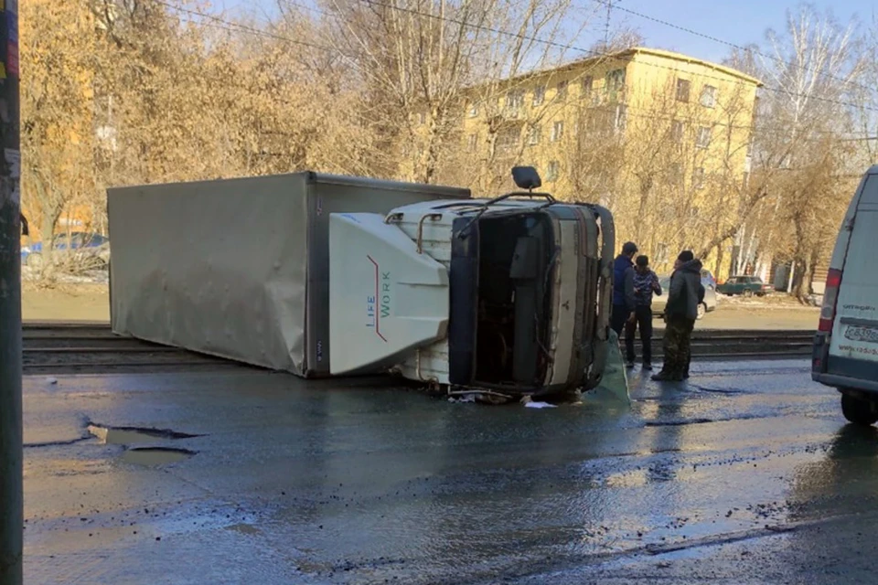 Автомобиль лег поперек рельсов. Фото: "АСТ-54".