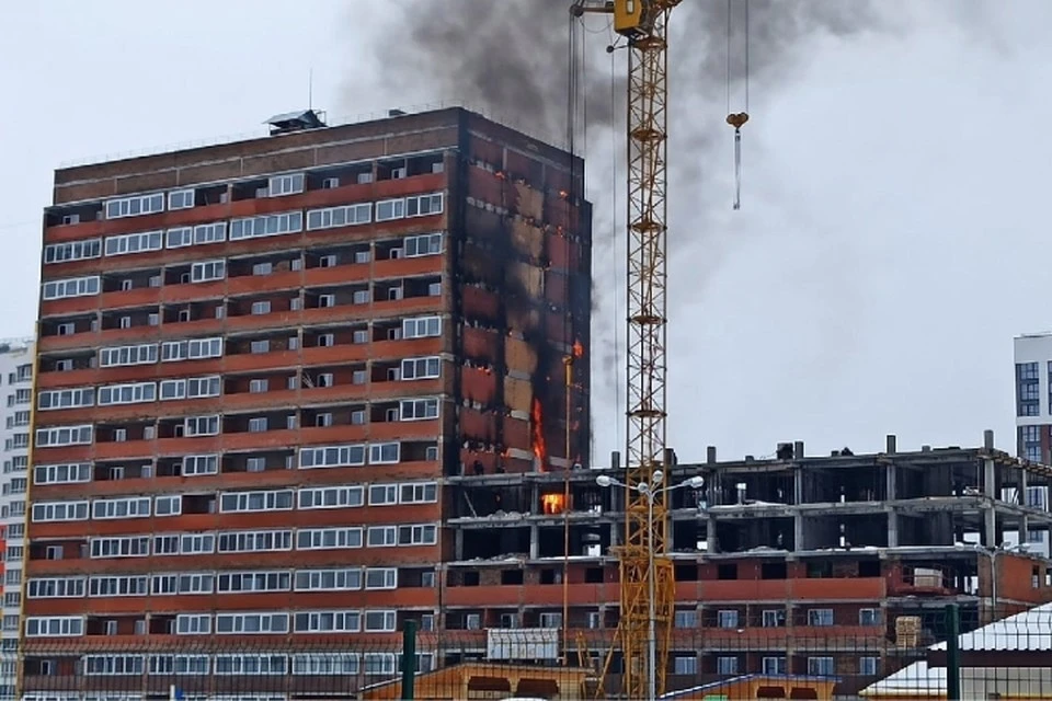 Из-за неосторожности монтажника загорелся утеплитель между секциями. Фото: vk.com/stroim_kirov
