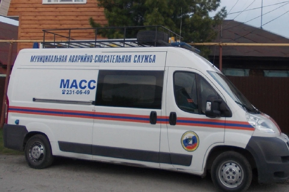 Спасатели сняли с крыши высотки 31-летнего новосибирца. Фото: МАСС.
