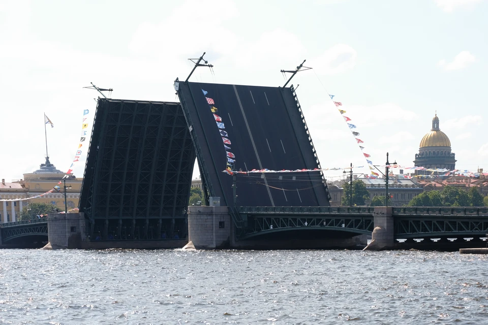 С 10 апреля в Петербурге начнут разводить мосты