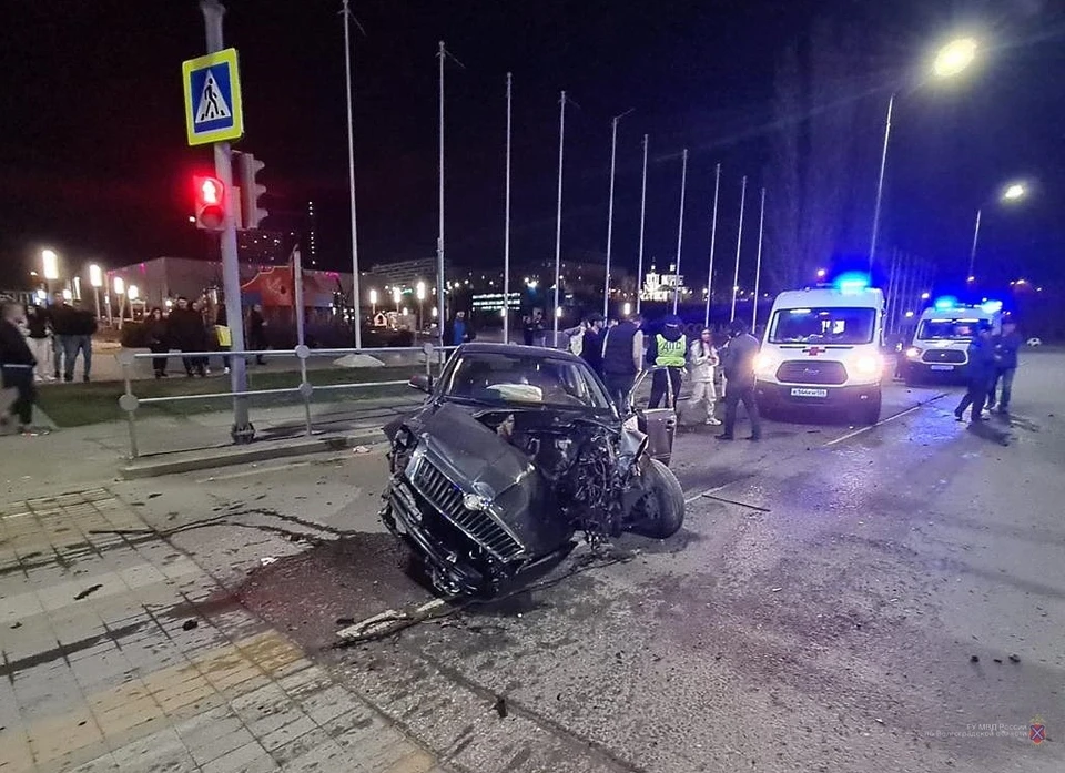 Водителя и пассажирок доставили в больницу с травмами.