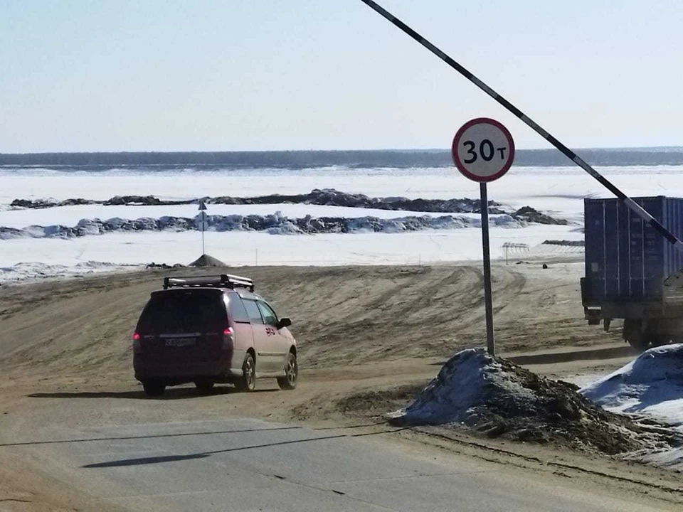 Переправа хатассы нижний бестях. Нижний бестях якутия фото. Переправа через лену в якутске 2024. Переправа через лену в якутске 2024. Ледовая переправа якутск.