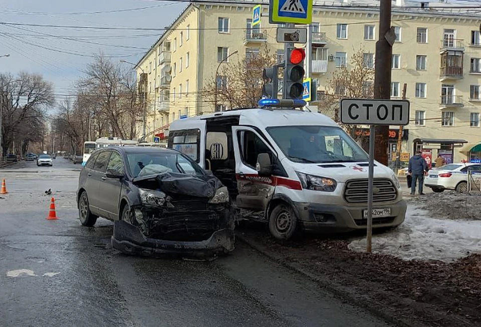 В аварии серьезно пострадали два врача скорой помощи. Фото: ГИБДД по Екатеринбургу
