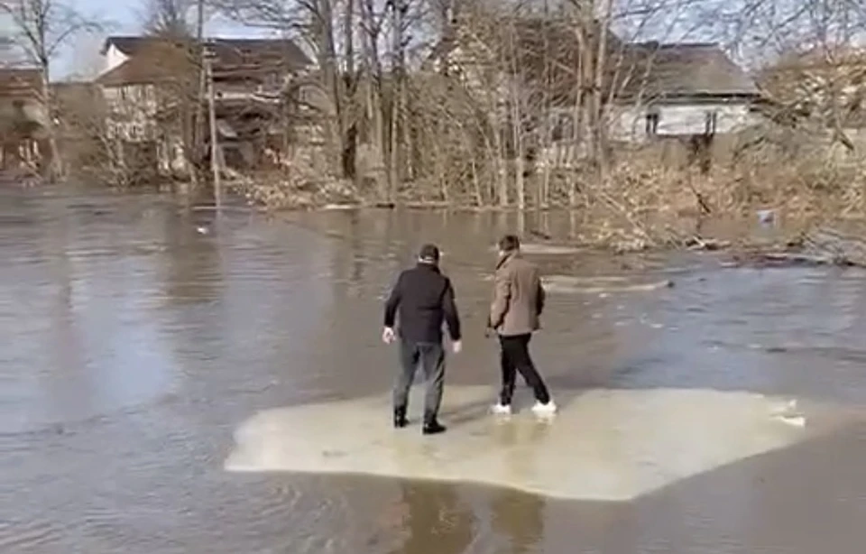 Мальчик поплыл мальчик попал