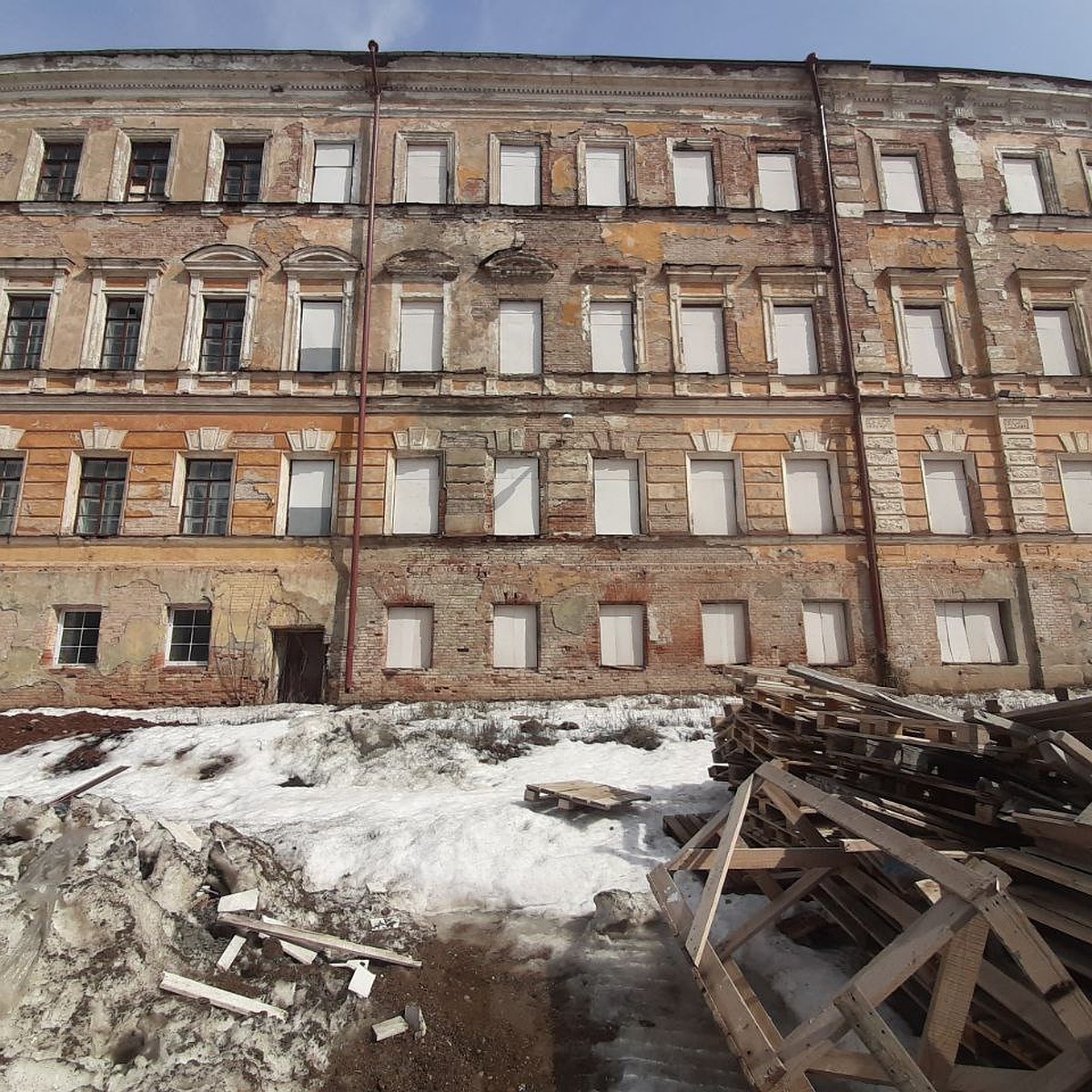 На детскую площадку падают кирпичи, половина здания вот-вот рухнет: что  ждет легендарную 