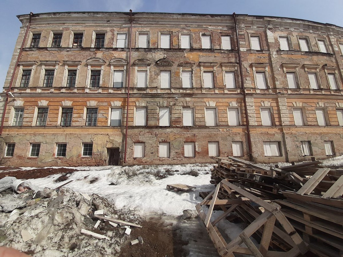 На детскую площадку падают кирпичи, половина здания вот-вот рухнет: что  ждет легендарную 