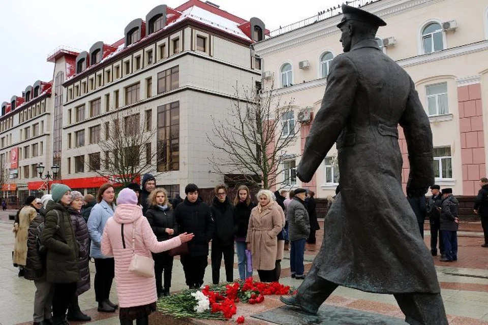 Памятник гагарину в брянске фото В Брянске на бульваре Гагарина прошел торжественный митинг - KP.RU