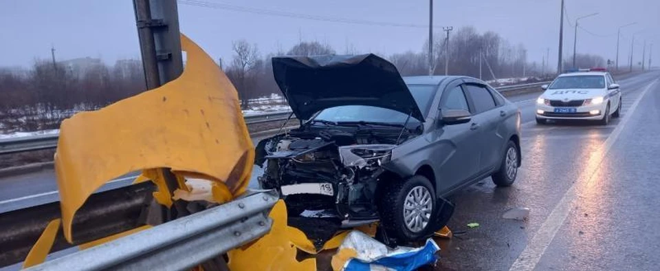 Автомобиль получил серьезные повреждения.