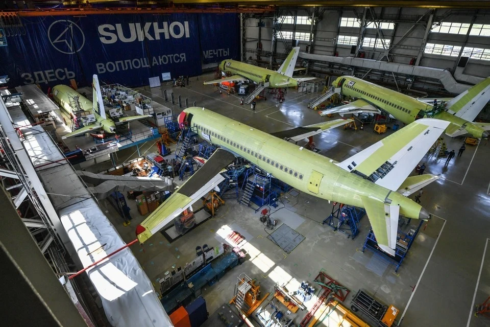Импортозамещенную версию самолета SSJ-100 с российским двигателем выпустят в 2023 году