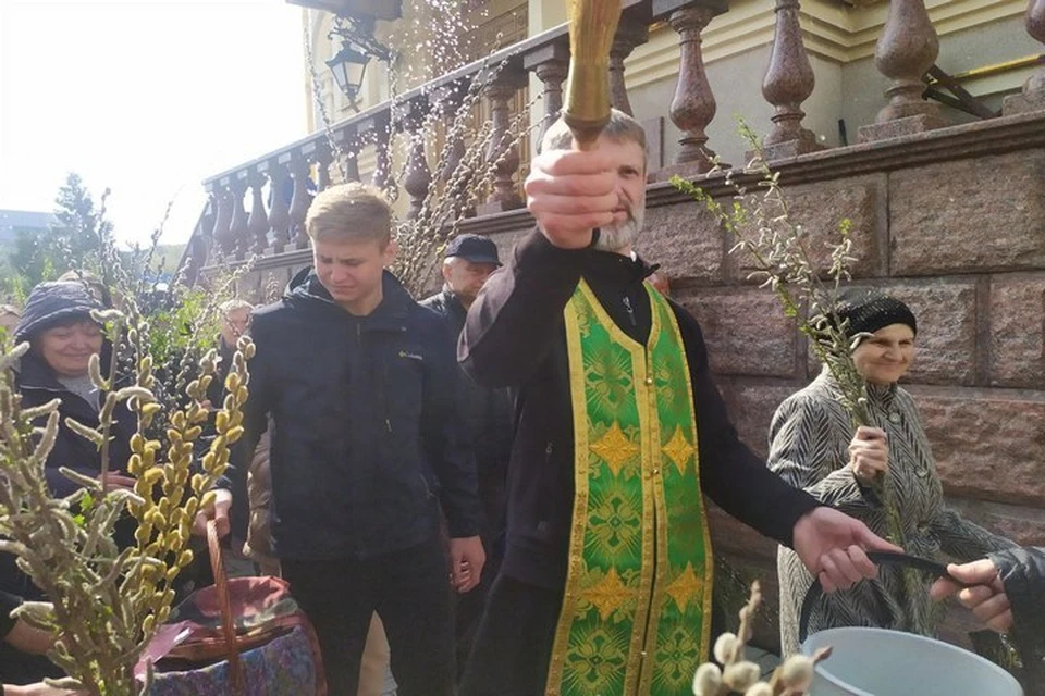 Возле вокзала на Вербное было многолюдно