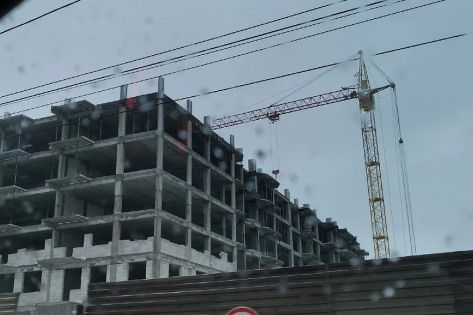 Мужчина упал с большой высоты