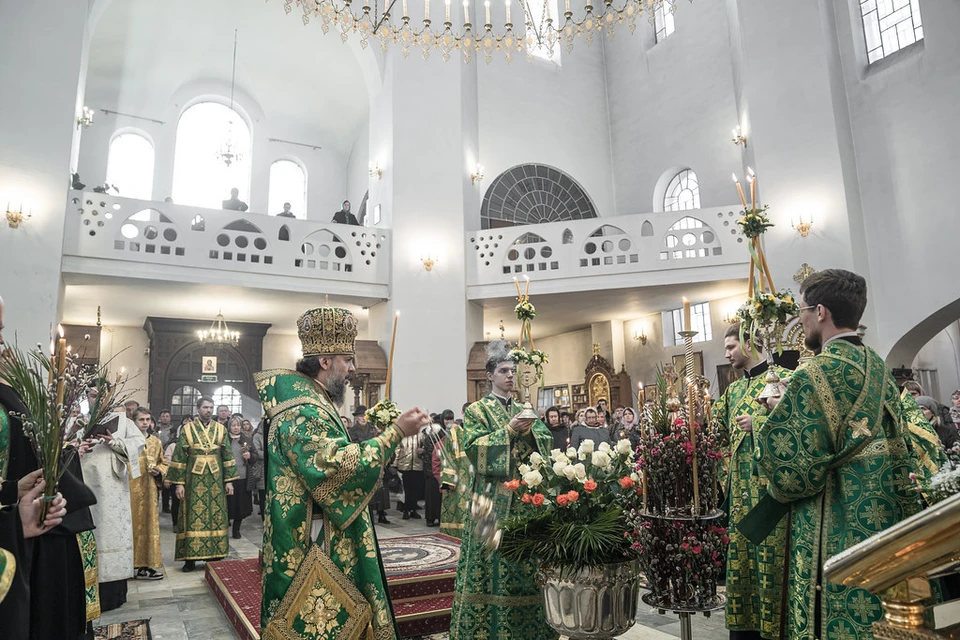 Накануне праздника митрополит Амвросий освятил пальмовые ветви и вербы Фото: tvereparhia.ru