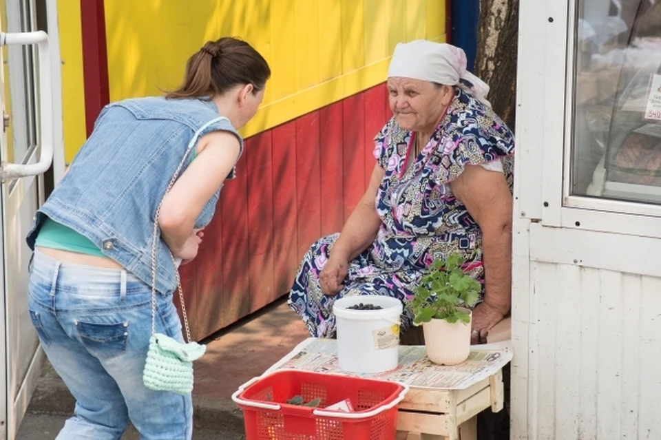 Как правило, в неустановленных местах пенсионеры выходят продавать фрукты-ягоды со своего огорода