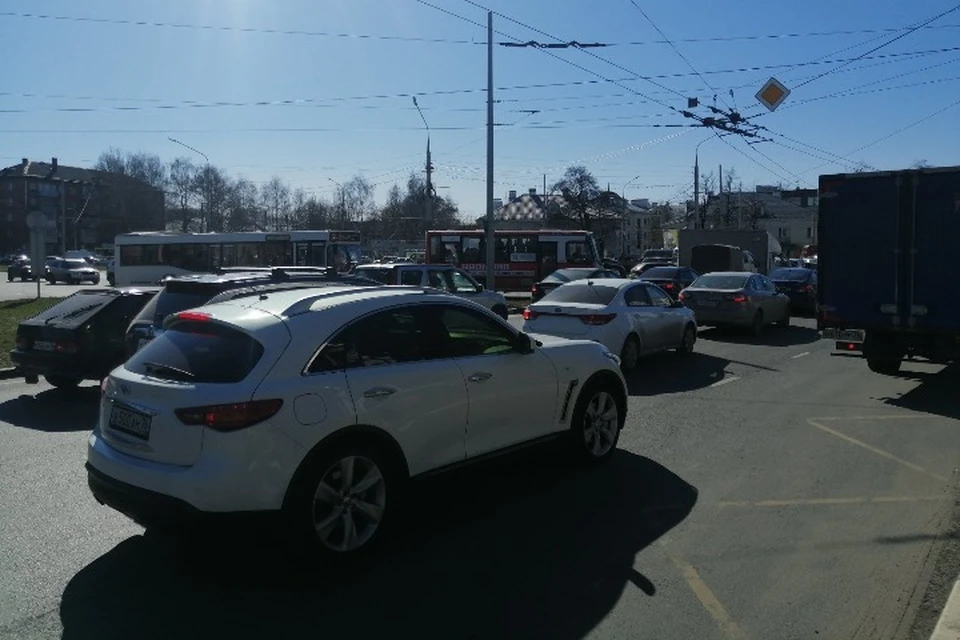 У Октябрьского моста большая пробка. ФОТО: читатель КП