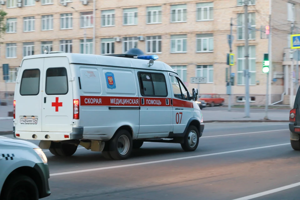 В Красноярске с 10-го этажа дома выпала окровавленная 12-летняя девочка