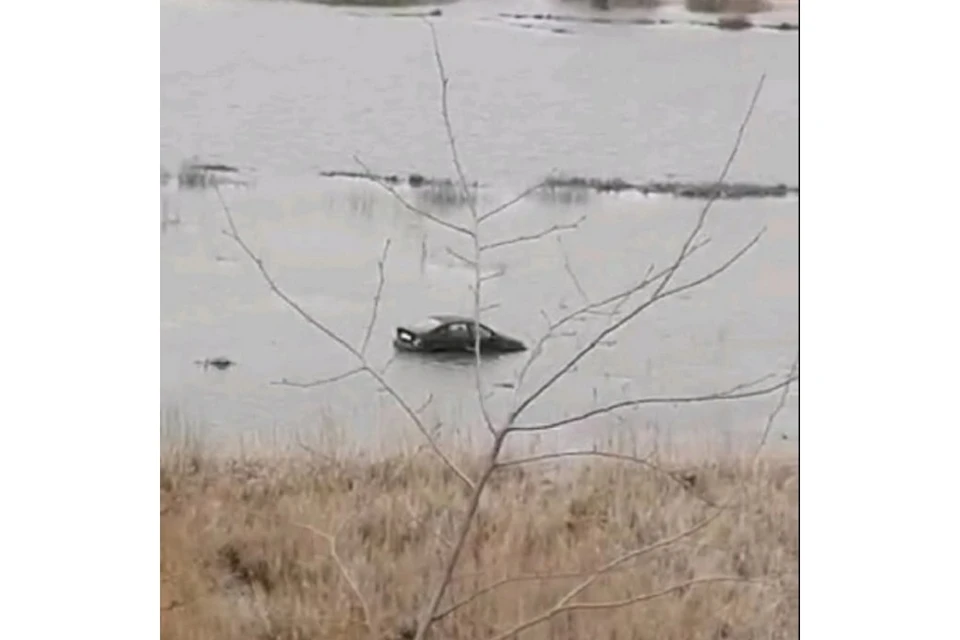 19 апреля на окраине Рязани, в глубине оказавшейся под водой в результате разлива Оки местности, горожане заметили полузатопленный автомобиль.