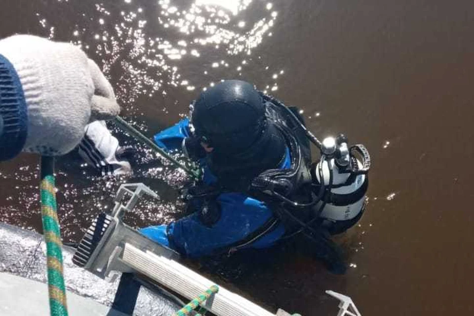 Водолазы МЧС достали тело мужчины и передали следственно-оперативной группе.