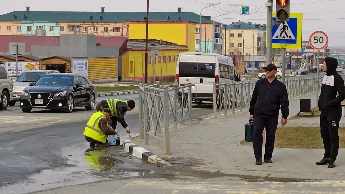 Долинск чистят после долгой зимы - KP.RU