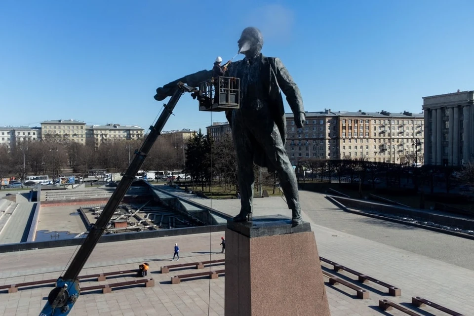На Московской площади отмыли памятник Ленину.