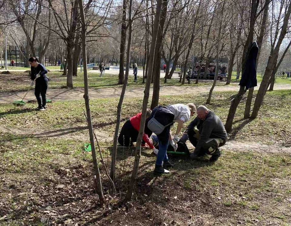 Жители Промышленного района активно участвуют в субботнике. Фото: Администрация Промышленного района