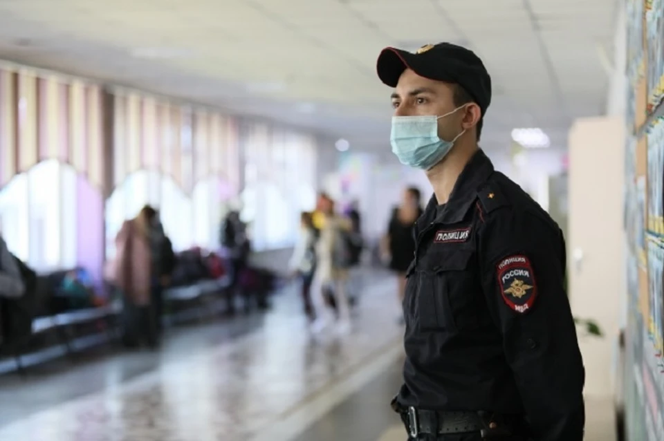 В МВД проверяют информацию об эвакуации посетителей ТЦ в Симферополе