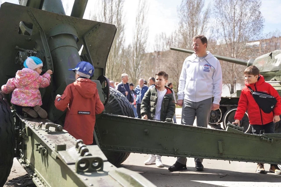 Дмитрий Азаров пообщался с детьми, гуляющими в парке, и рассказал им о военной технике времен ВОВ, установленной там
