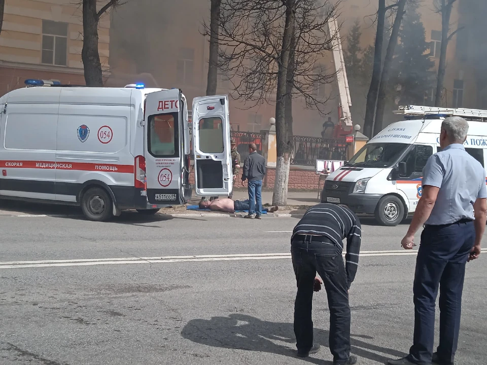 Фото сделано 21 апреля, пожар в НИИ только начался. На асфальте медики оказывают помощь сотруднику института, который надышался угарным газом.