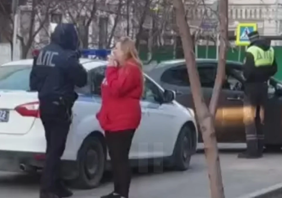 У бара в центре Тюмени молодые люди затолкали девушку в машину. Фото - "Антипино ВКонтакте".