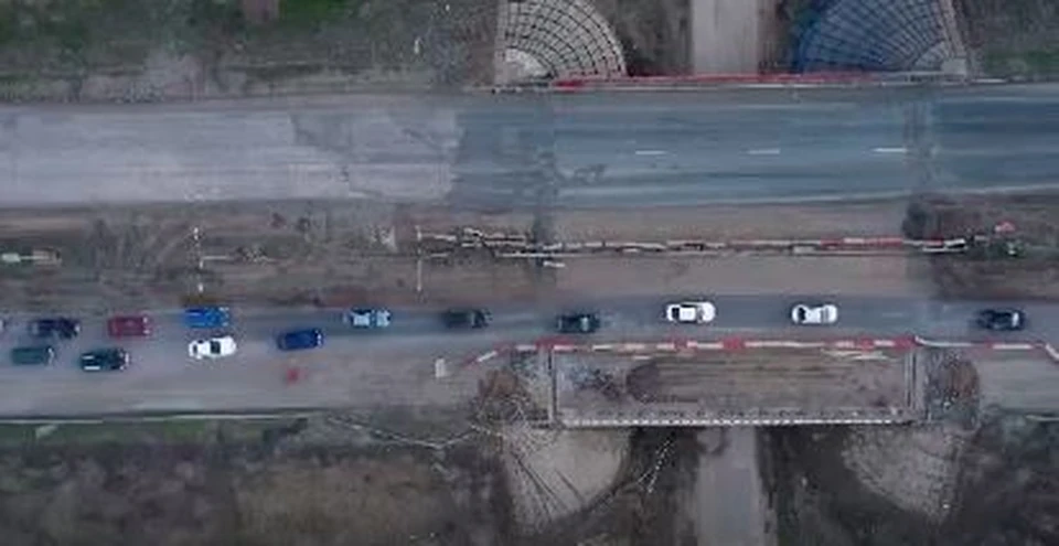 Дорога сужается.