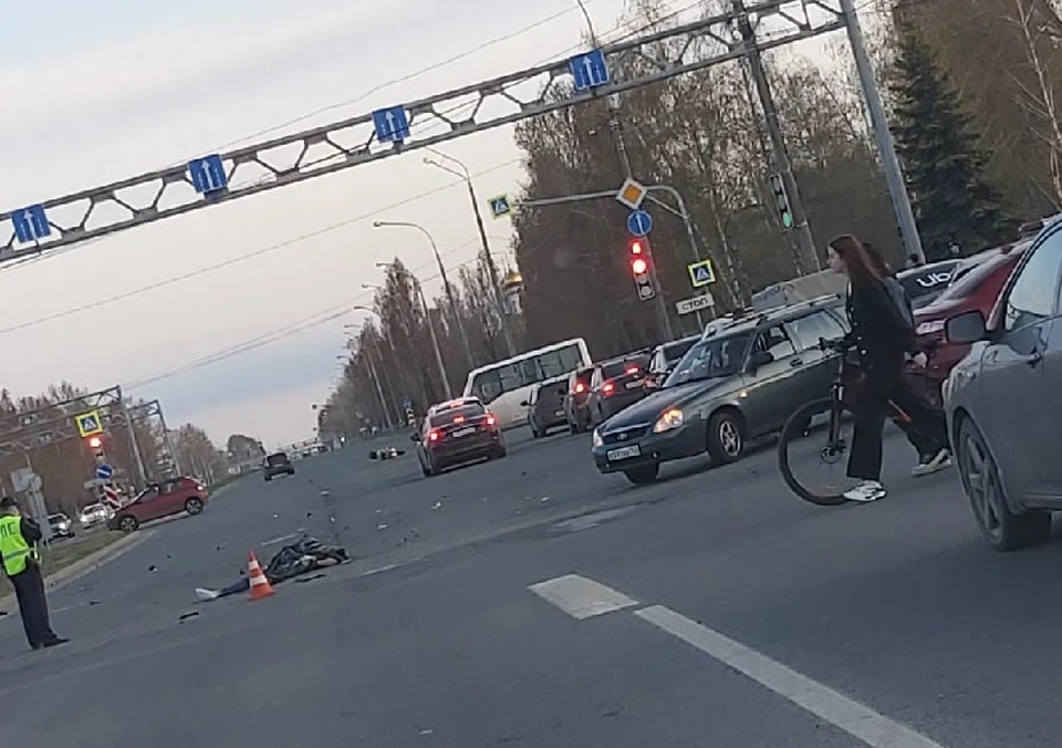 Мотоциклист отлетел от авто на большое расстояние