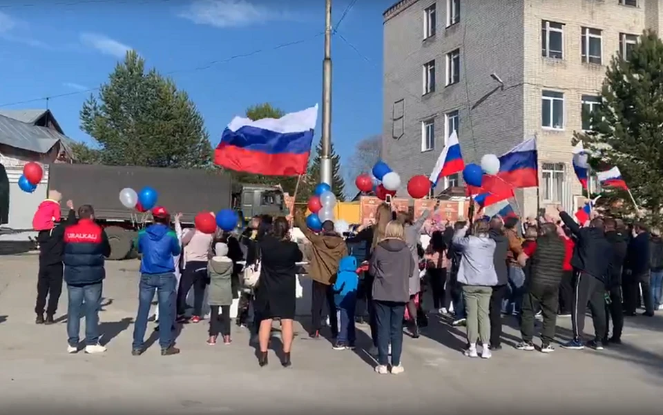 Бойцов, вернувшихся из командировки, встречали родные и сослуживцы. Фото: кадр видео администрация Березников.