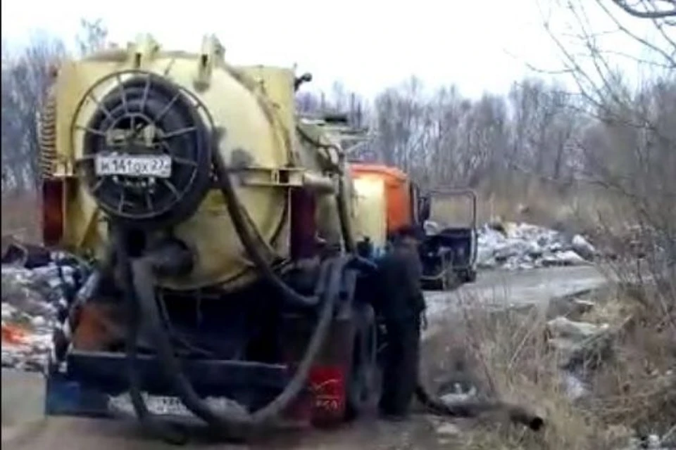 Хабаровчанин незаконно избавляется от опасных отходов. Фото: стоп-кадр видео