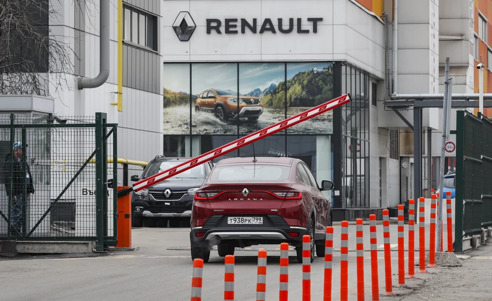 Автоконцерн Renault продает свои предприятия в России. Фото: EPA/YURI KOCHETKOV/ТАСС
