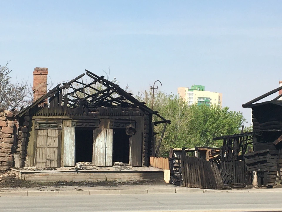 Старые дома на Российской горели один за другим