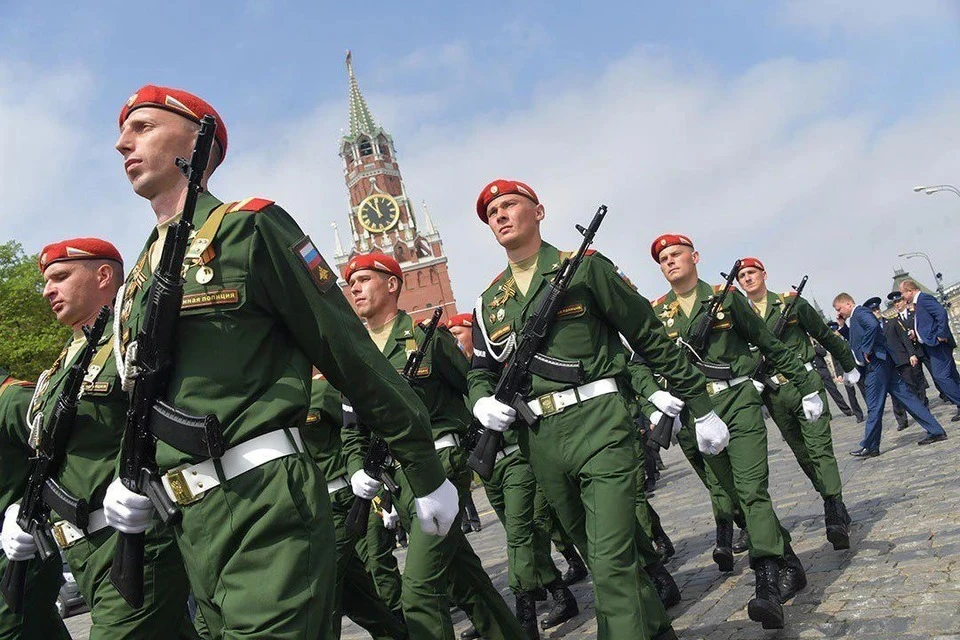 В Параде Победы в Москве обычно участвует более 13 тысяч военных и самые новейшие разработки военной техники