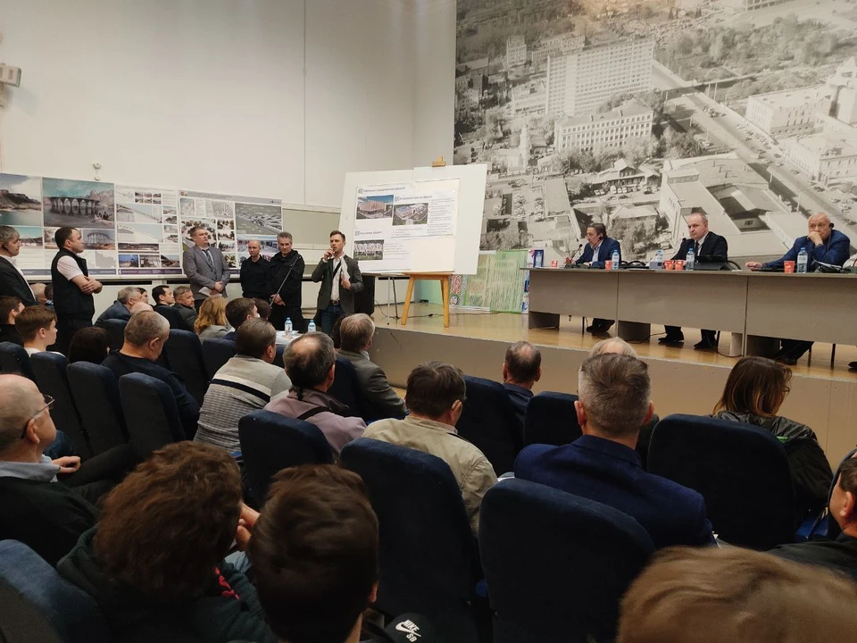 Обсудить строительство крытого катка пришли жители района, депутаты и общественники.