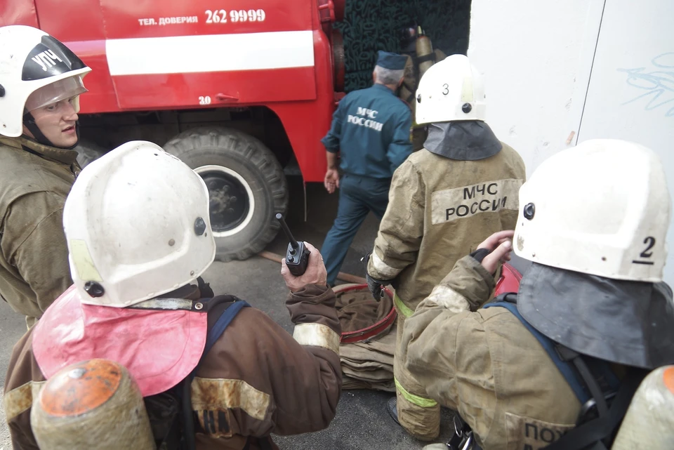 В ликвидации последствий пожара задействованы три единицы спецтехники и девять человек личного состава