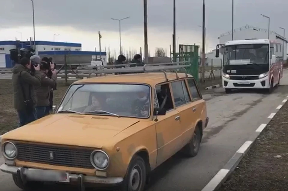 Одни беженцы приезжают на своем авто, другим нужен автобус. Фото: источник "КП - Ростов-на-Дону"