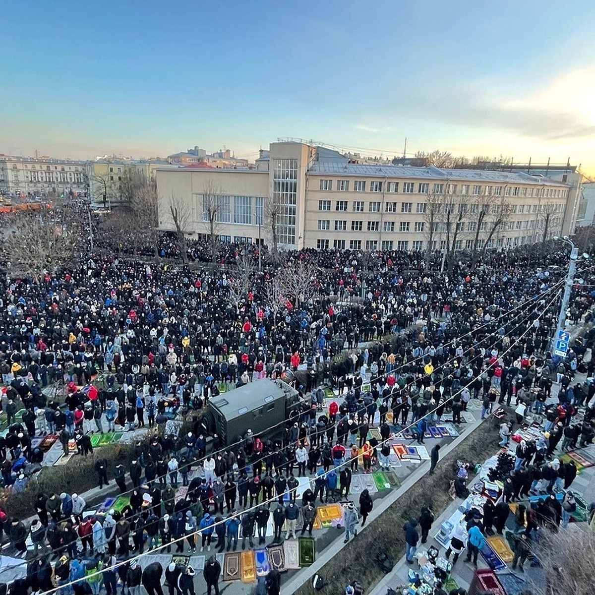 Движение трамваев перекрывали у станции метро «Горьковская» из-за праздника  Ураза-Байрам - KP.RU