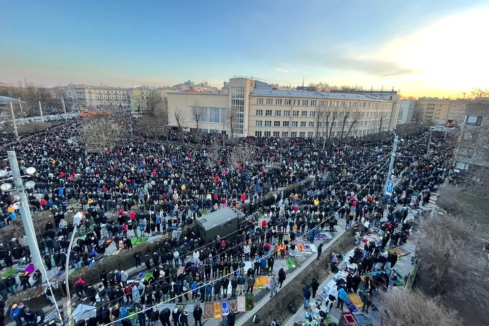 Территория вблизи мечети у метро "Горьковская" была заполнена людьми. Фото: vk.com/dumspb