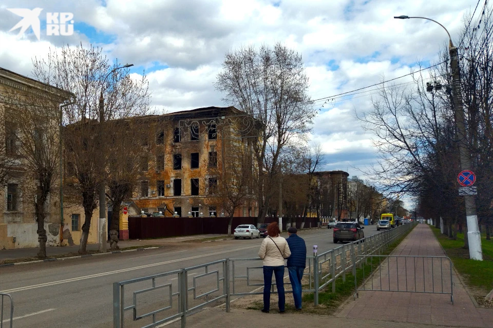 К сгоревшему зданию пропускают только машины спецслужб.