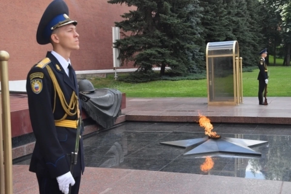 Мемориал Могила Неизвестного Солдата расположен в Александровском саду у Кремлевской стены