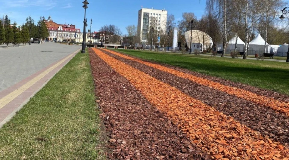 Щепу и лапник начали укладывать на центральной аллее Лагерного сада.