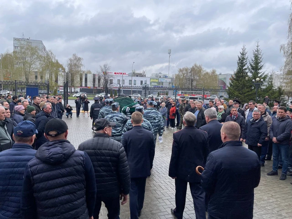 Среди прочих в церемонии приняли участие мэр Наиль Магдеев и замглавы МВД Татарстана Алексей Соколов. Фото: администрация Набережных Челнов