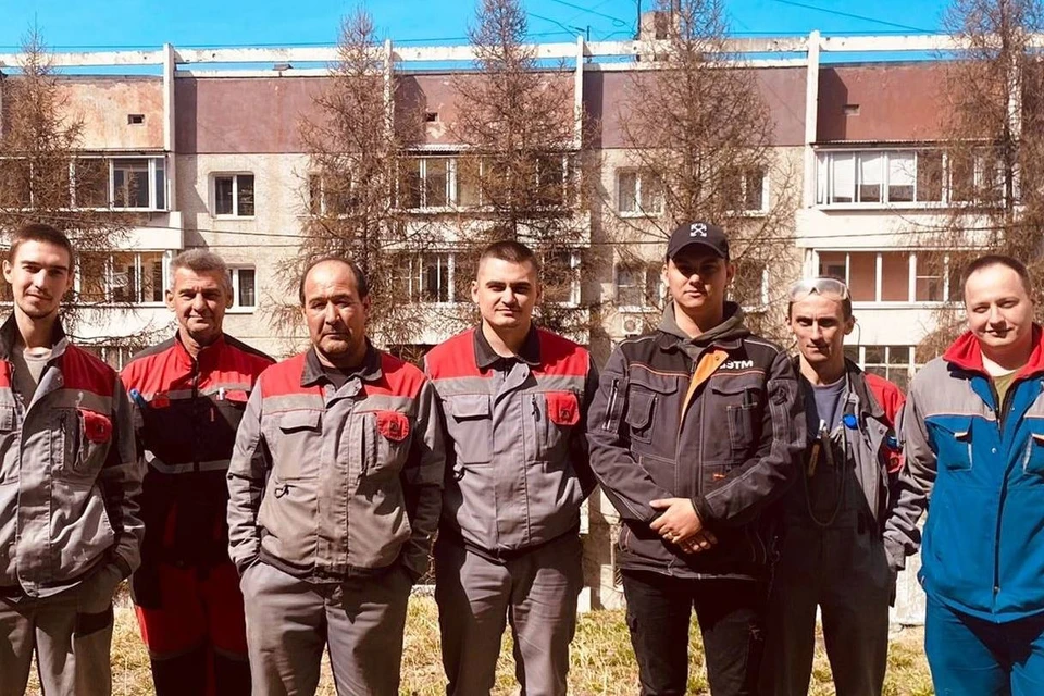 Пожарные и электромонтеры спасли пенсионерку из горящей квартиры в Иркутске