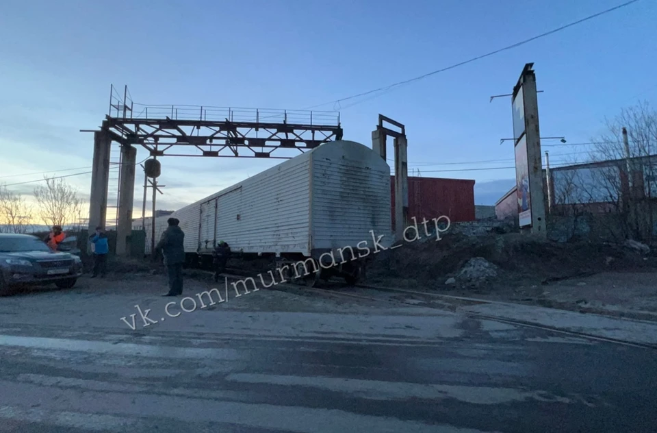 В Мурманске с рельсов сошли два продуктовых вагона. Фото: vk.com/murmansk_dtp