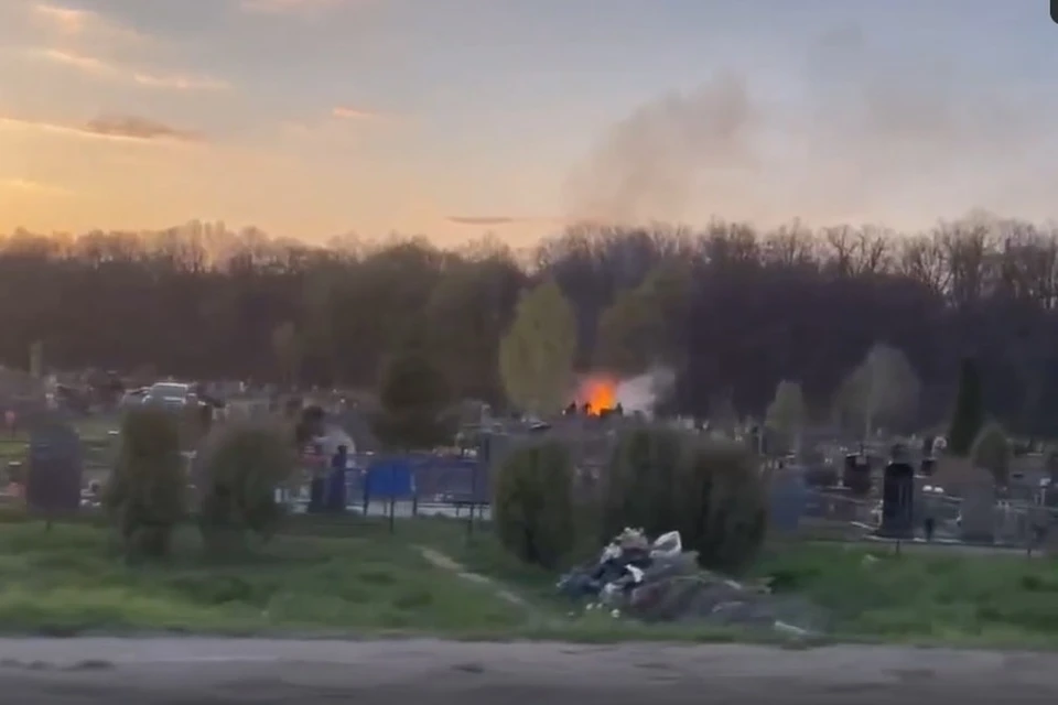Под Рязанью в Рыбном ярким пламенем горит кладбище.